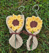 Load image into Gallery viewer, Crochet Flower Bouquet Keychain